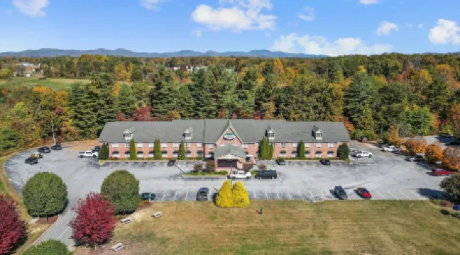 Mountain Inn & Suites Flat Rock Отели в г. Блу Ридж