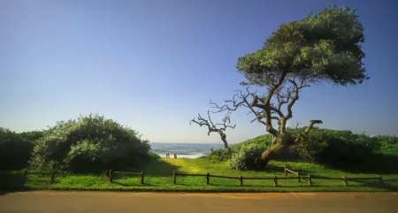 4 Dolphin Views la Mercy Luxury Beachfront Apartment with Private Swimming Pool Отели в г. Umdloti