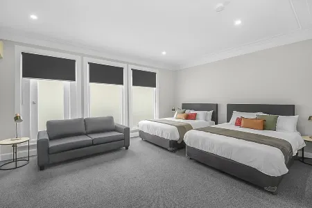 Horse and Jockey Hotel Homebush Отели в г. Concord West