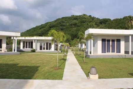 The Suites Lombok Отели рядом с достопримечательностью «Gili Nanggu»