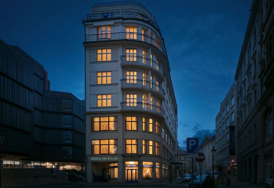 아스토리아 호텔의 현대적인 객실 인테리어