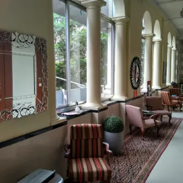 Elphinstone Hotel Отели рядом с достопримечательностью «Mani Bhavan Gandhi Museum»