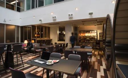 Point A Hotel Glasgow Отели рядом с достопримечательностью «Trades Hall of Glasgow»