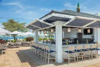 Newport Harbor Island Resort - bar