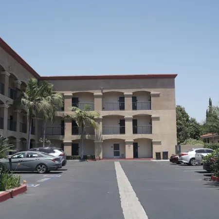 Harbor Inn & Suites