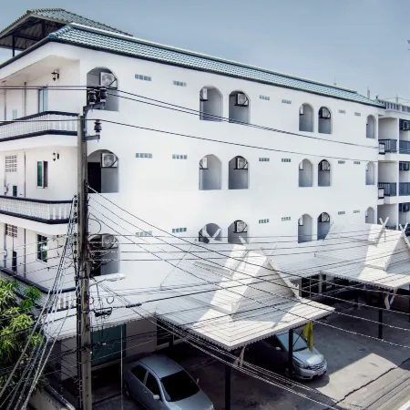 The Phoenix Hotel Bangkok - Suvarnabhumi Airport Отели рядом с достопримечательностью «Ват Плуксаттха»