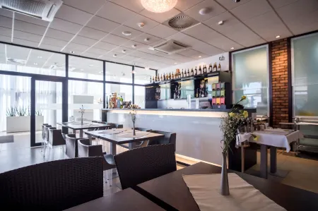 Hotel Dolphin - Adult Friendly