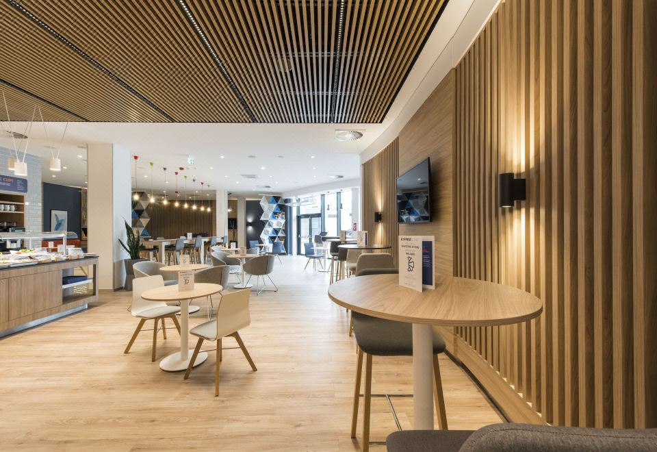 2. 홀리데이 인 익..