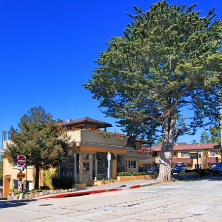 Best Western Carmels Town House Lodge Отели рядом с достопримечательностью «Пляж Кармел»