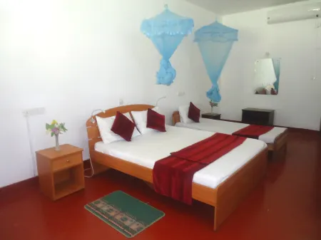 White Sand Beach Inn Отели рядом с достопримечательностью «Нилавели Бич»