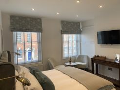 Upstairs at 33 - Self Check in Boutique Accommodation in Worcester Centre