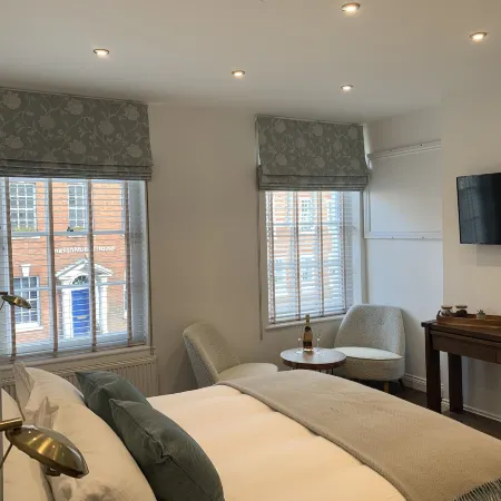 Upstairs at 33 - Self Check in Boutique Accommodation in Worcester Centre