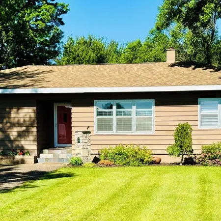 Cozy 2-bedroom house in Lake Hallie - Between Chippewa Falls and Eau Claire