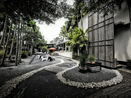 Paragon Inn