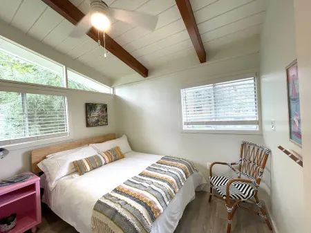 Renovated, Waterfront, Large Private Deep Water Dock, Cowboy Pool, Fire Pit