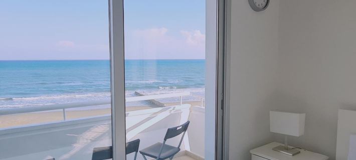 68 LCA - Stay Beach Wave Apartment Ξενοδοχεία στην πόλη Λάρνακα