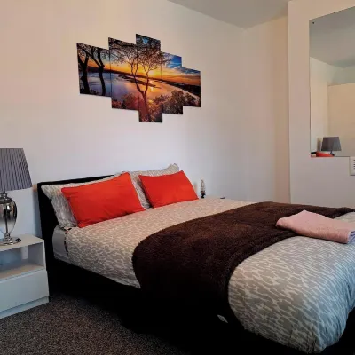 2 Bedroom House in Leeds - Sleeps 5 WiFi Pets Hotels near Morley