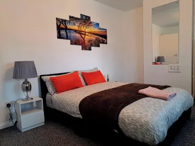 2 Bedroom House in Leeds - Sleeps 5 WiFi Parking Hotels in 