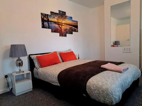 2 Bedroom House in Leeds - Sleeps 5 WiFi Parking