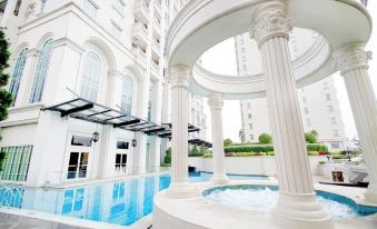 Spacious And Modern Look 3Br Bellezza Apartment