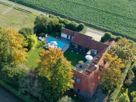 A Charming Holiday Home with a Swimming Pool Отели рядом с достопримечательностью «Hogeschool VIVES - campus Kortrijk»