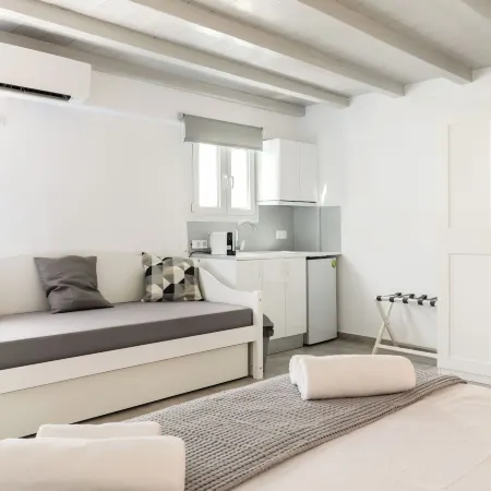 Eleven Keys Mykonos Suites Отели рядом с достопримечательностью «Пляж Орнос»