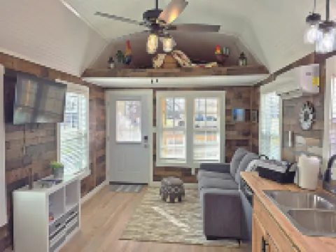 Redbud Tiny Home Resort Hotels in Craig County