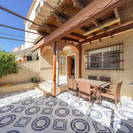 4-Bed Villa Sleeps 8 Pets Ok & 10 Min to Beach