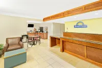Days Inn by Wyndham Overland Park/Metcalf/Convention Center - parking
