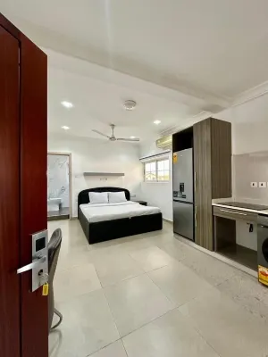 Golden Crystal Hotel Hotels near Adjiringanor Astro Turf