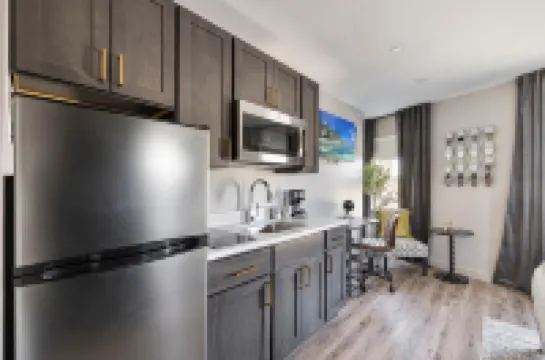 Cozy Studio with Free Parking and Modern Amenities - Inviting Getaway