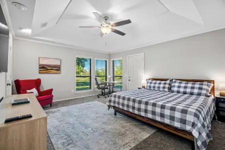 Golf Course View Spacious 4-bedroom house near George Bush Highway