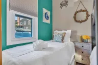 Steps to Beach with Linens + Towels including AC