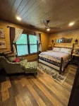 Bourbon Bear ~ A Luxury Cabin ~ Rustic, Charming & Cozy in the Heart of Townsend