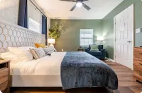 NEW 5 Bed Home with Game Room, Theater Room, Fire Pit, ONLY 3 Mins from the ARK!