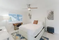 Serene Waterfront 2BR 2BA with Intracoastal Views, Pool, Balcony, Parking