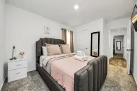 Rammies 3-bedroom Cozy house with community Pool Access in Fulshear Hotels near Cinco Ranch II Pavillion and Park at Spring Lake