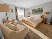 Mountain Top 4 Bdrm Home Along Nature Reserve with Spectacular Views, AC & WiFi