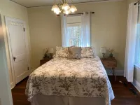 Charming 2-bedroom house in Fayetteville close to National Park and downtown.