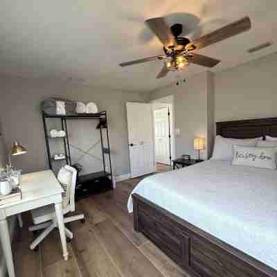 The Country Club Cottage NEW! Watch launches from driveway or walk to the river! Rooms