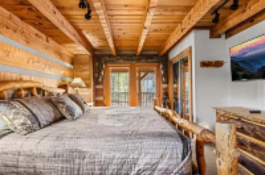 Hiking Bear Cabin: Smoky Mountain Escape + Games & Views