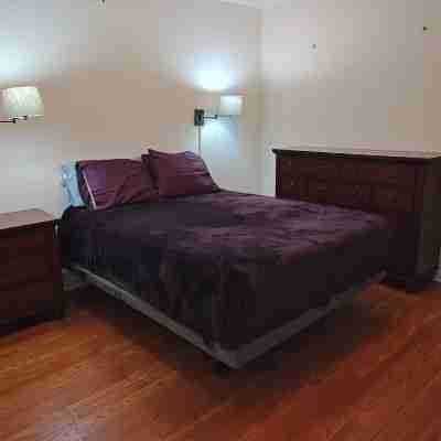 Work, Relax, Explore! 3 Bdrm House with screened in porch in New Bern. Rooms