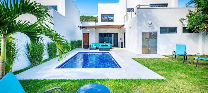Ultramodern Townhome with an Inviting Coastal Design and Lush Outdoor Oasis with a Private Pool Hotels in Potrero