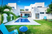 Ultramodern Townhome with an Inviting Coastal Design and Lush Outdoor Oasis with a Private Pool - Beach