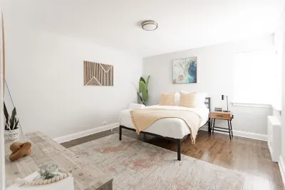 Relaxing 2BR Apartment in Lively West Rogers Park Hotels near Indian Boundary Park Cultural Center