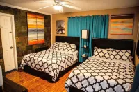 Near Strip, 14 Bedroom Sleeps 40, Huge Indoor/Outdoor Pools, Saunas,Jacuzzi /Spa