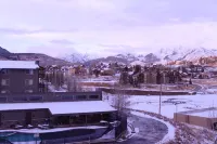 Family friendly, 4BR condo. Walking distance to slopes, hot tub & town shuttle!