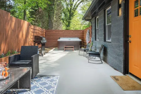 Cozy 1-BR Guesthouse Knoxville - Pet Friendly/Hot Tub//Private Patio/Quiet