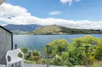 3 LEVEL LAKESIDE LUXURY, SPA BATH, INTERNAL GARAGE