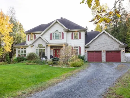 4 bedroom cottage with hot tub, heated pool, lake access, fire pit and game room